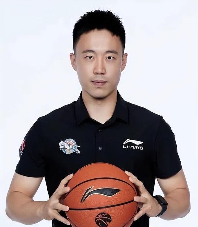包含山东男篮更新邱彪指导训练视频：为邱彪指导敬业精神点赞的词条